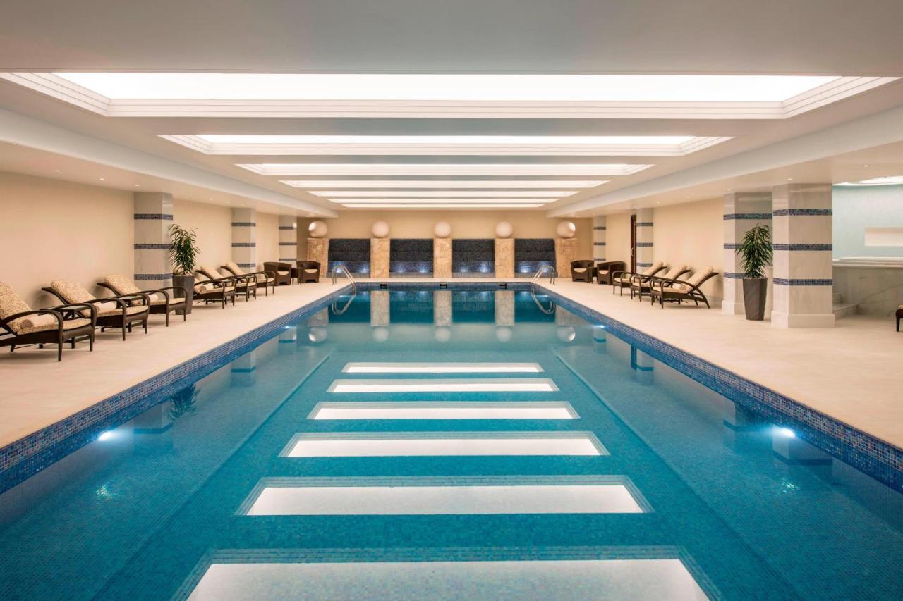 فندق شيراتون عمان مسقط المظهر الخارجي الصورة The swimming pool at the Four Seasons Hotel