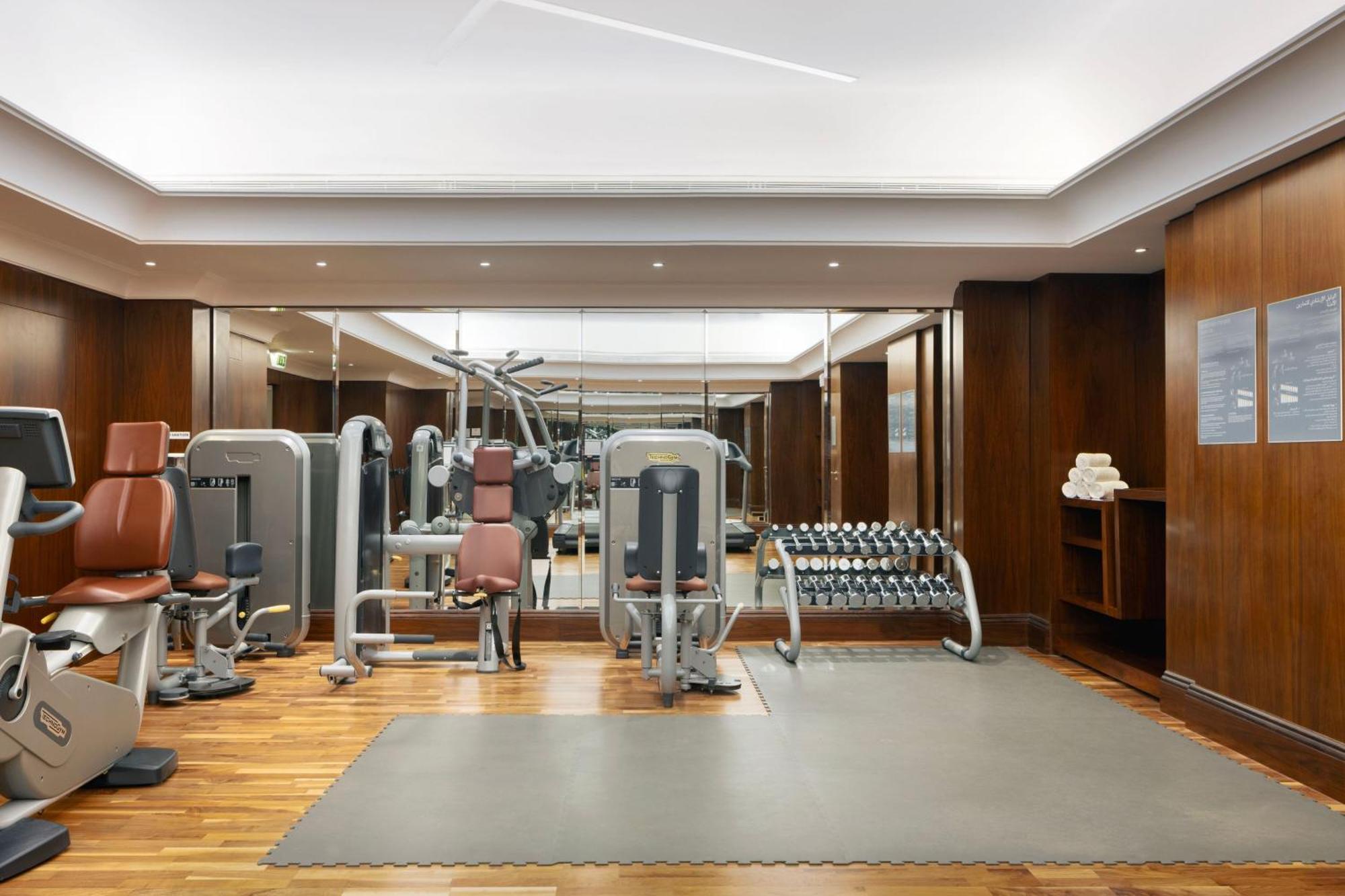 فندق شيراتون عمان مسقط المظهر الخارجي الصورة The gym at the Mandarin Oriental, Munich