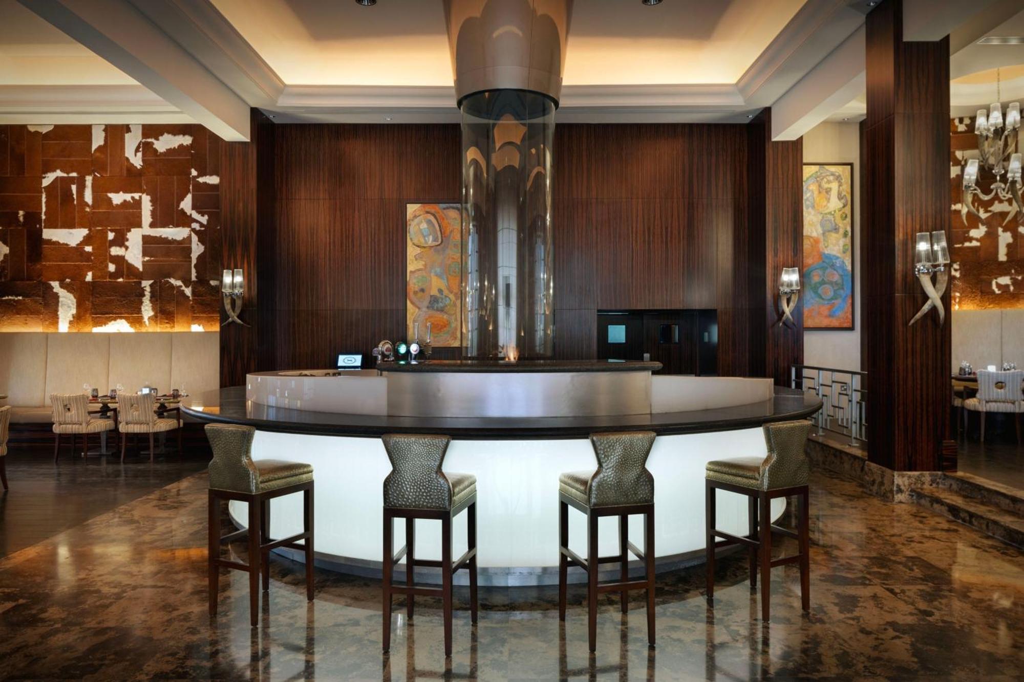 فندق شيراتون عمان مسقط المظهر الخارجي الصورة The bar at the lobby