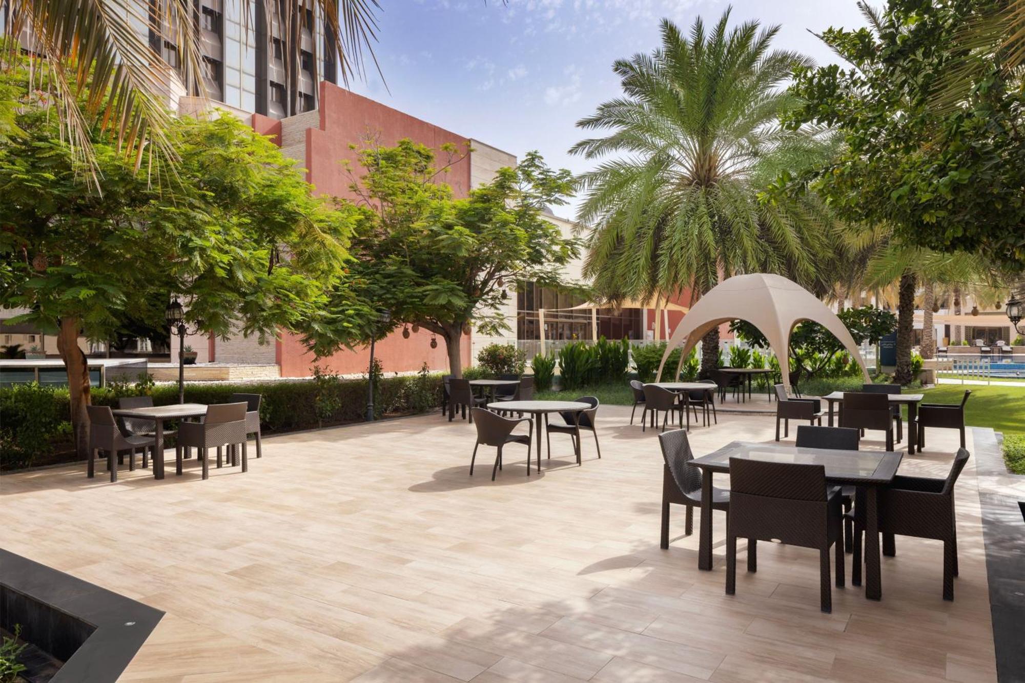 فندق شيراتون عمان مسقط المظهر الخارجي الصورة The courtyard at the hotel