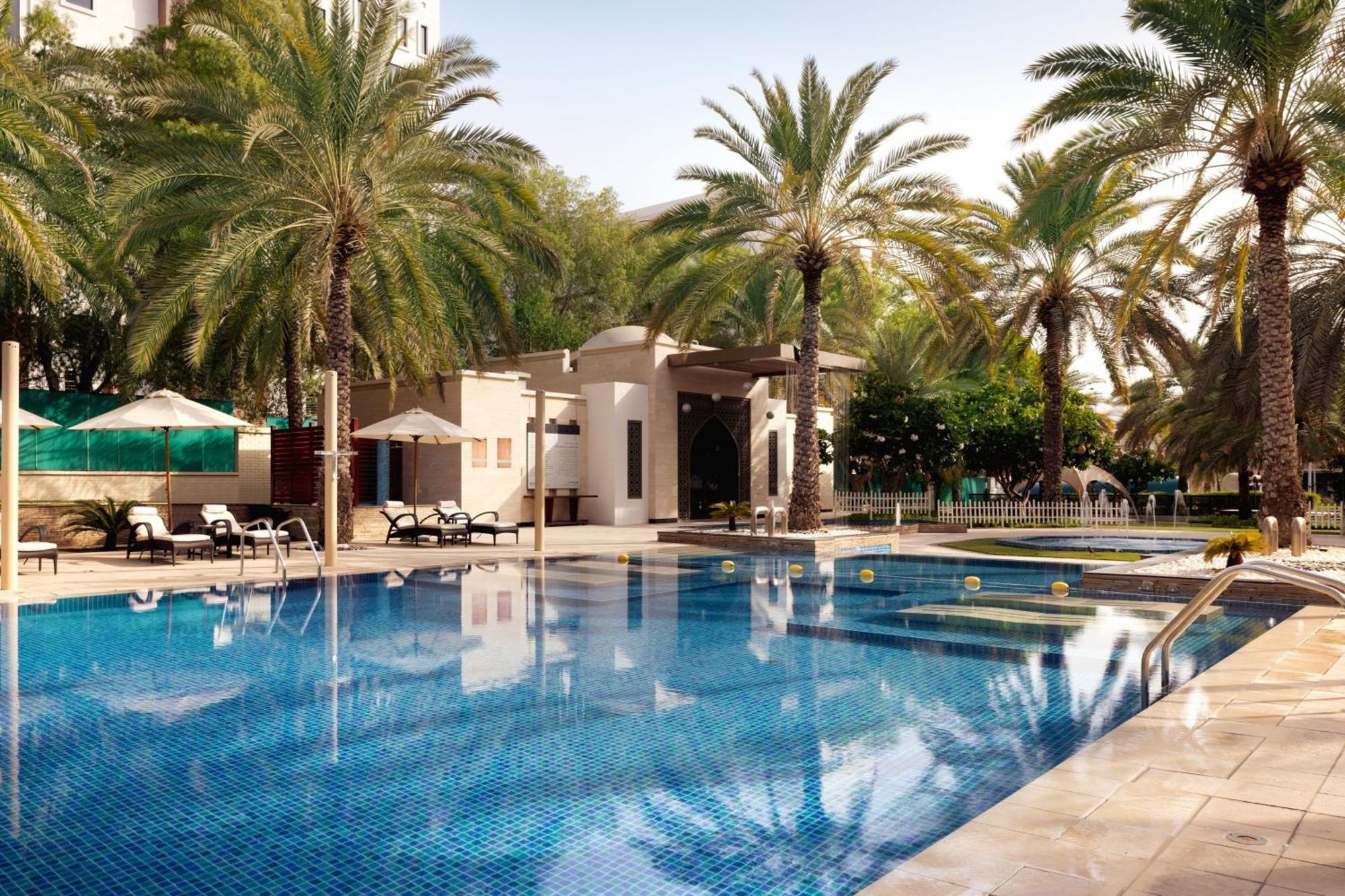 فندق شيراتون عمان مسقط المظهر الخارجي الصورة The swimming pool at the Jumeirah Creekside