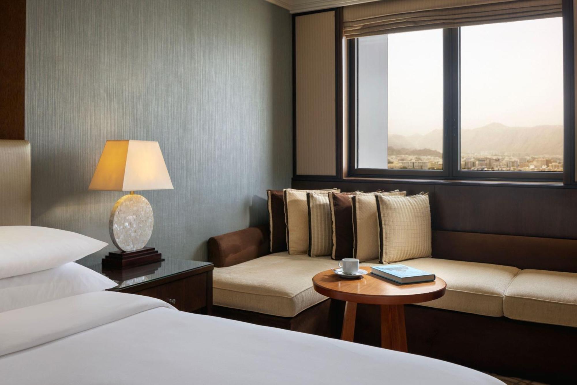 فندق شيراتون عمان مسقط المظهر الخارجي الصورة A room at the hotel
