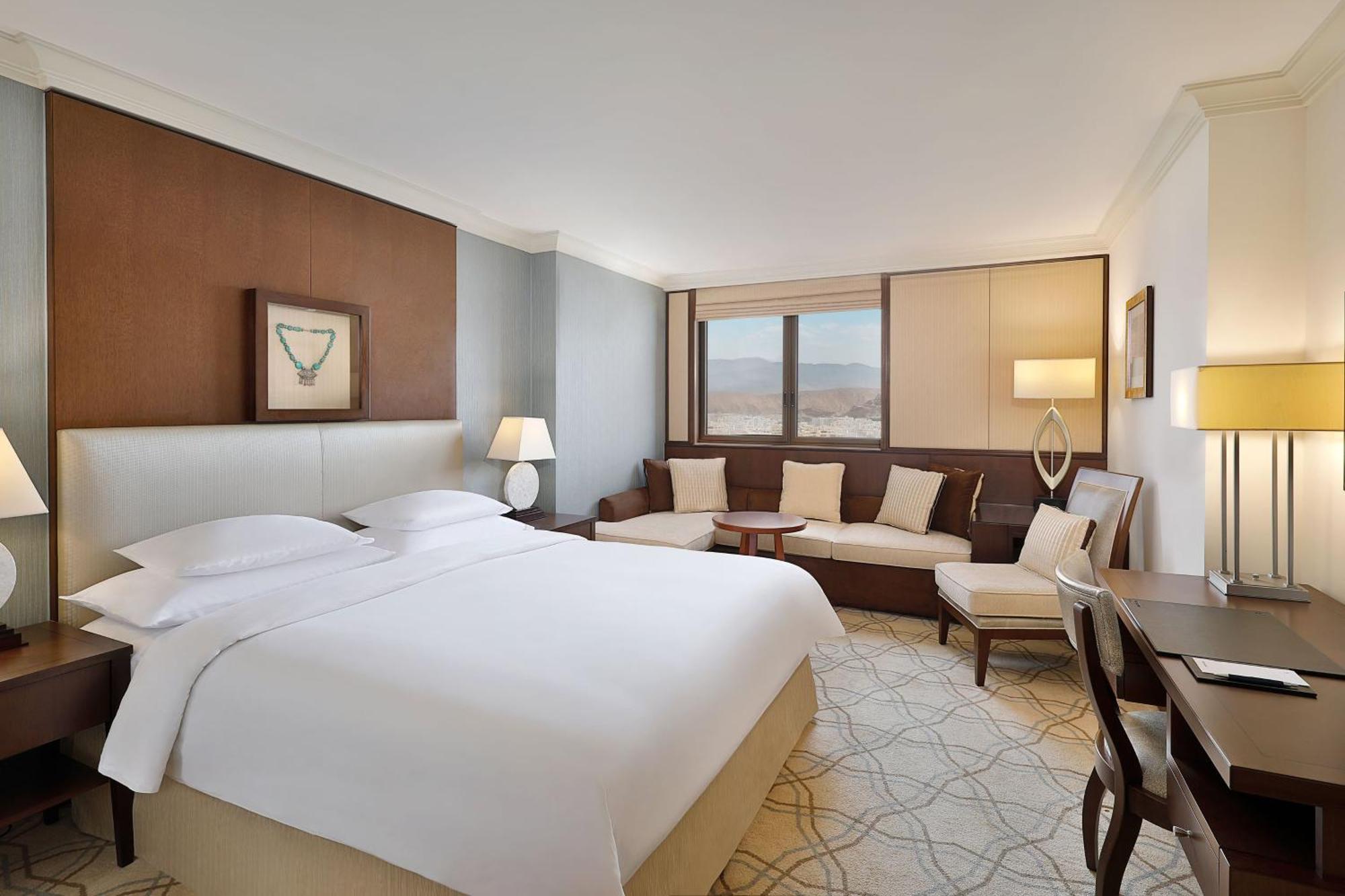 فندق شيراتون عمان مسقط المظهر الخارجي الصورة A guest room at the hotel