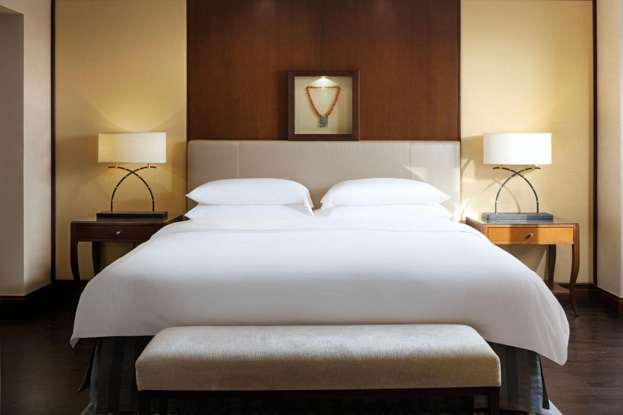 فندق شيراتون عمان مسقط المظهر الخارجي الصورة A bedroom at the Four Seasons Hotel, New York
