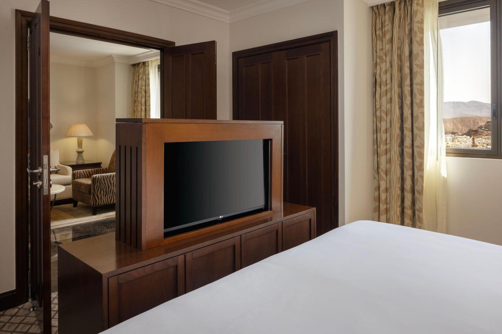 فندق شيراتون عمان مسقط المظهر الخارجي الصورة A television in a hotel room