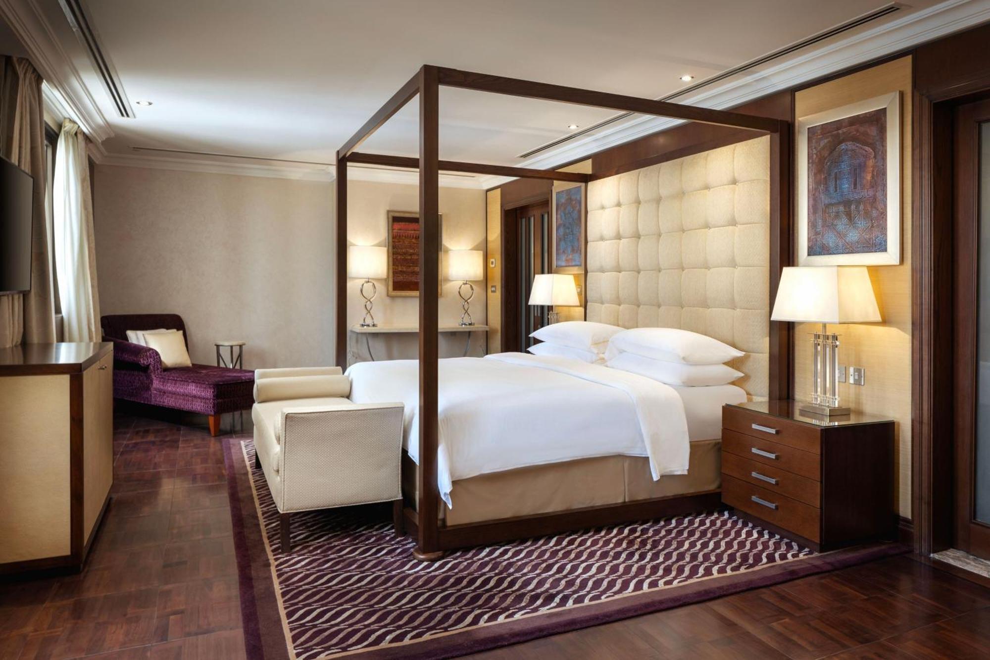 فندق شيراتون عمان مسقط المظهر الخارجي الصورة A bedroom at the hotel