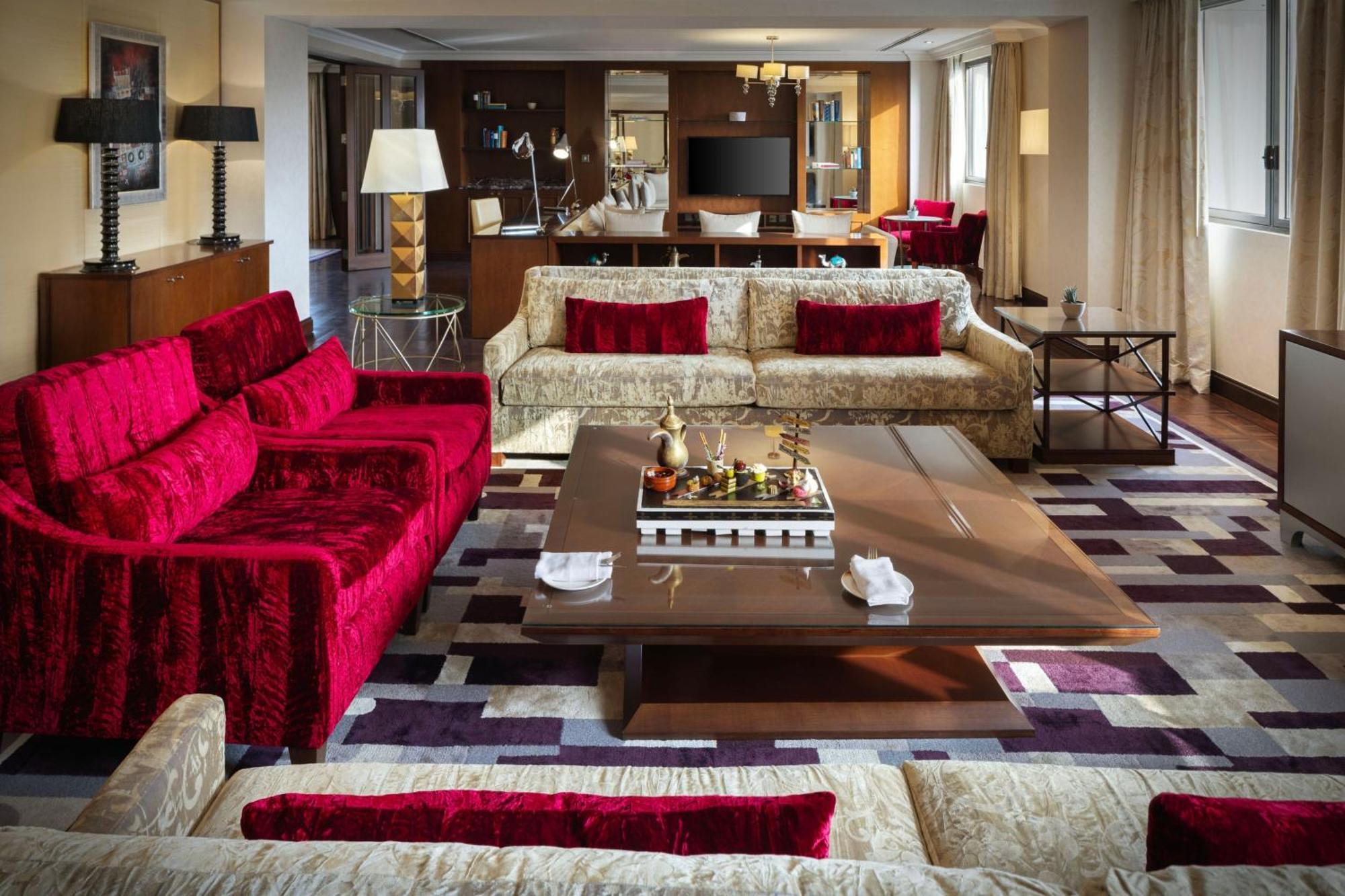فندق شيراتون عمان مسقط المظهر الخارجي الصورة The living room of a suite at the Mandarin Oriental, Munich