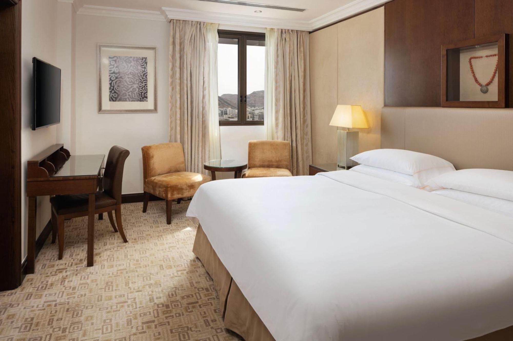 فندق شيراتون عمان مسقط المظهر الخارجي الصورة A room at the Hilton London Heathrow