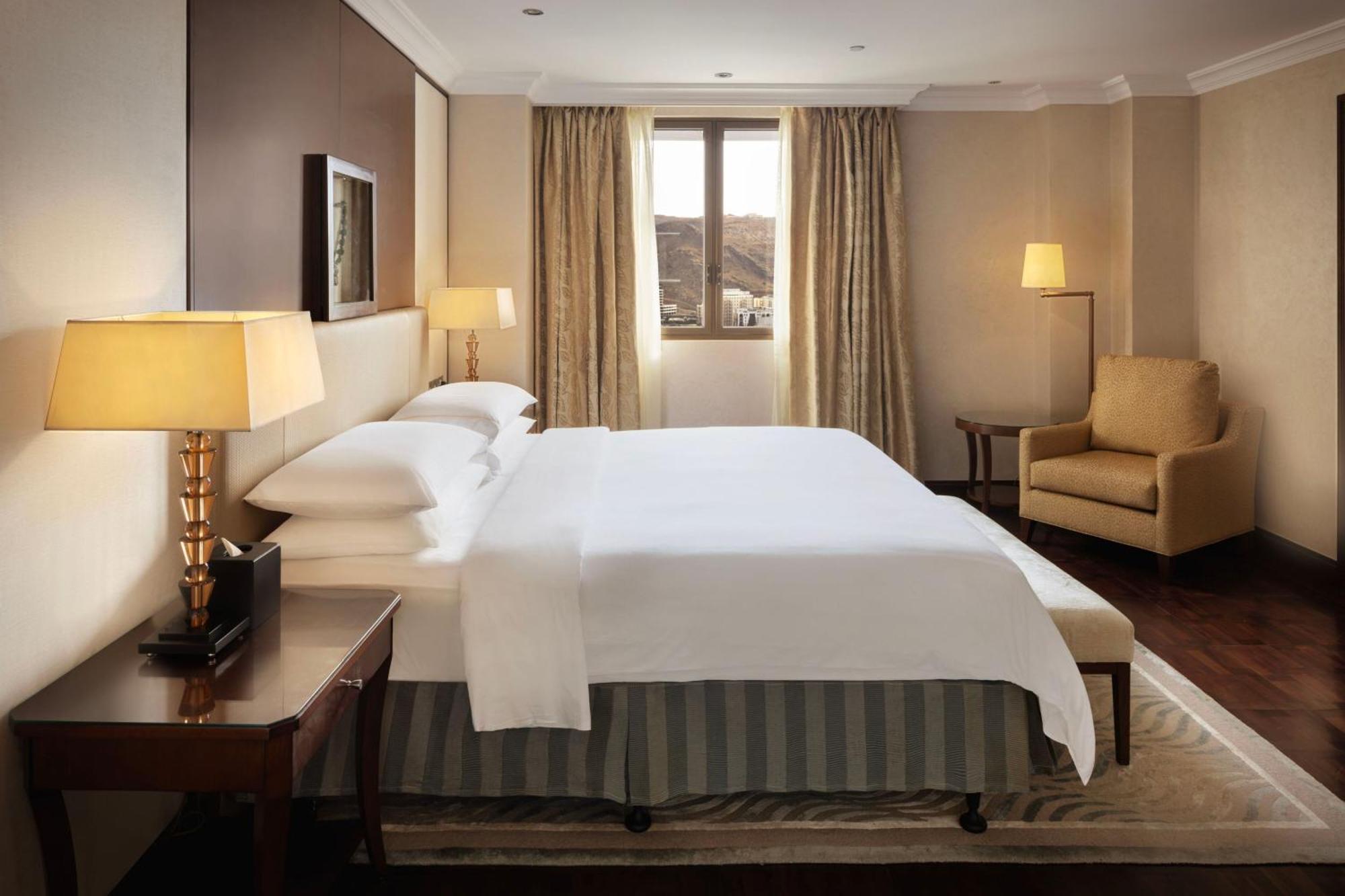 فندق شيراتون عمان مسقط المظهر الخارجي الصورة A bedroom at the hotel