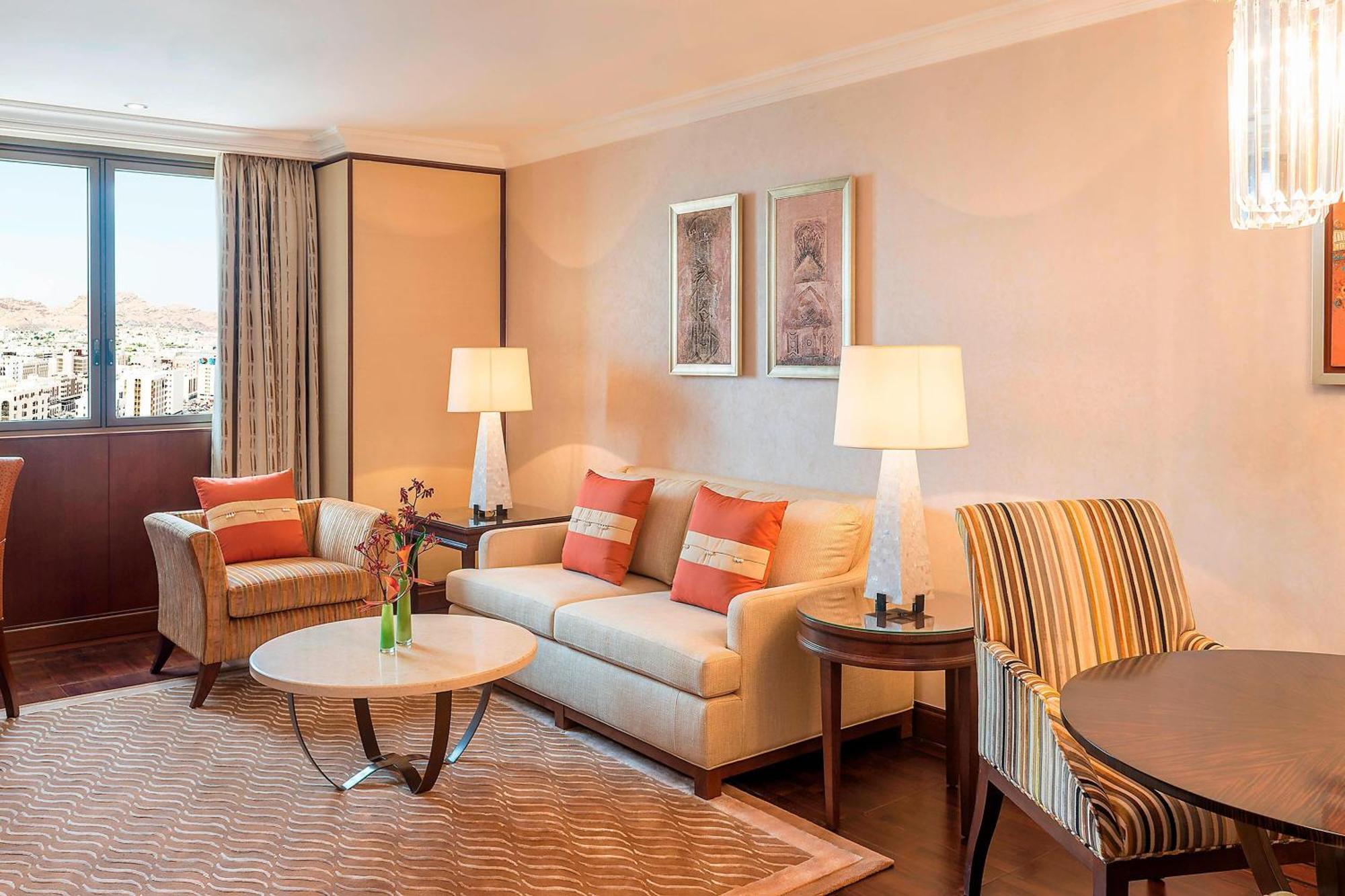 فندق شيراتون عمان مسقط المظهر الخارجي الصورة A living room at the Taj Mahal Palace