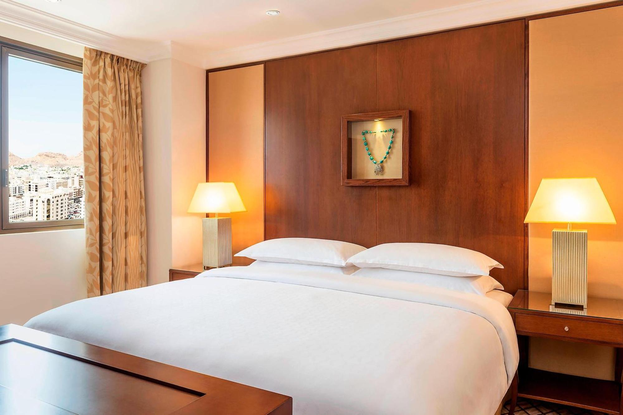 فندق شيراتون عمان مسقط المظهر الخارجي الصورة A bedroom at the hotel