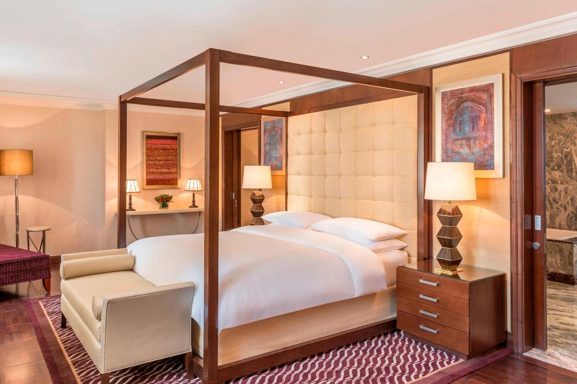 فندق شيراتون عمان مسقط المظهر الخارجي الصورة A bedroom at the hotel