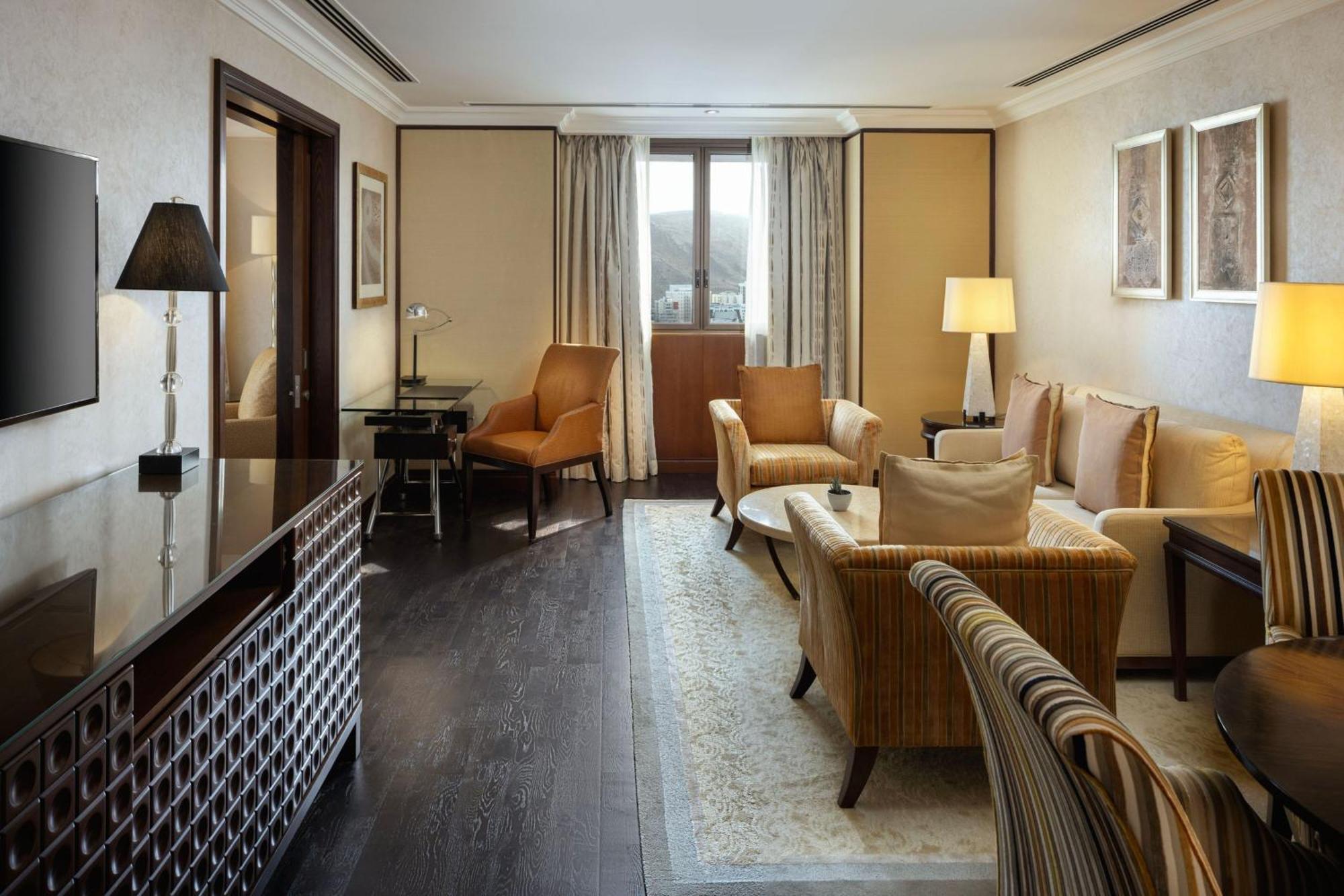 فندق شيراتون عمان مسقط المظهر الخارجي الصورة The living room of a suite at the Mandarin Oriental, London