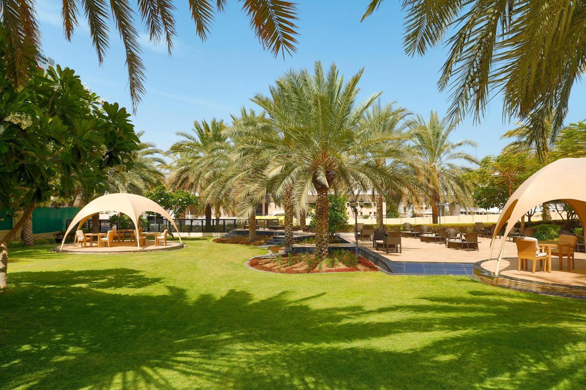 فندق شيراتون عمان مسقط المظهر الخارجي الصورة The resort's gardens